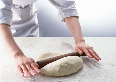 厨师擀面杖擀面高清图