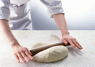 厨师擀面杖擀面高清图