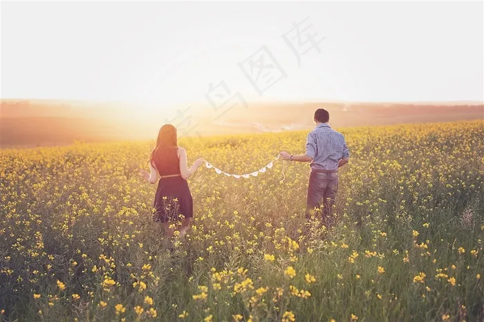 花海中的情侣