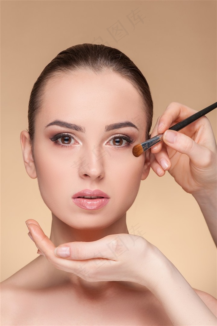 画着妆容的美女