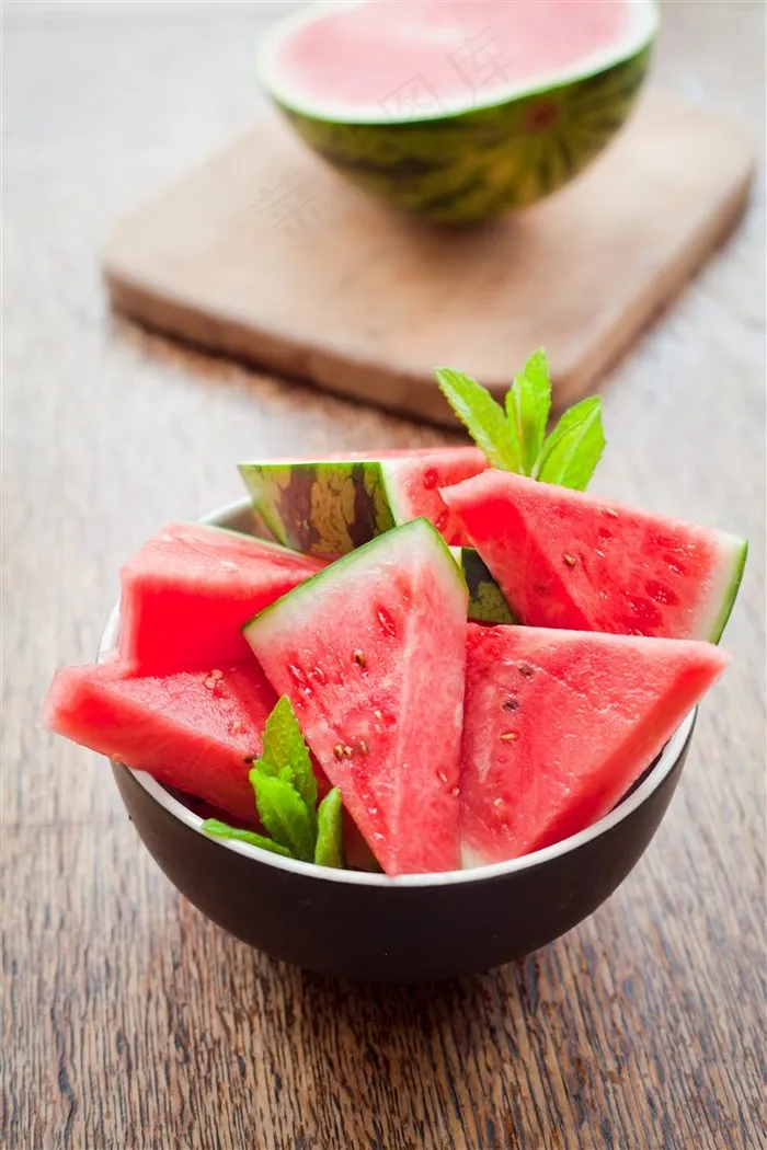 木桌上好多的切片西瓜