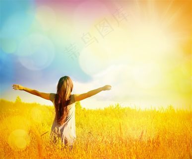 在麦田的时尚美女高清图片