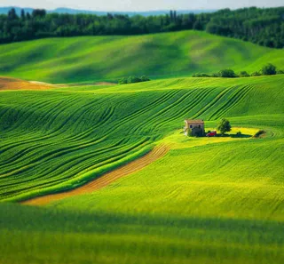 春天连绵山脉绿色草地郊游，清新惊蛰春分摄影图