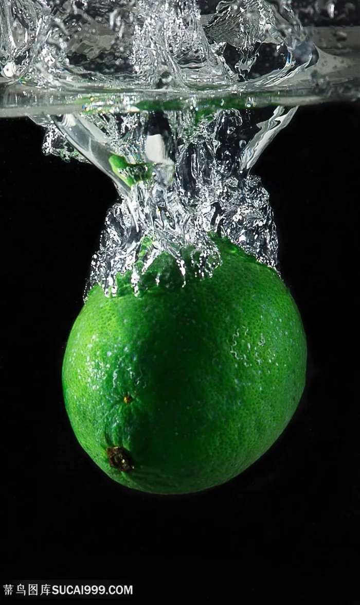 水中的青柠图片