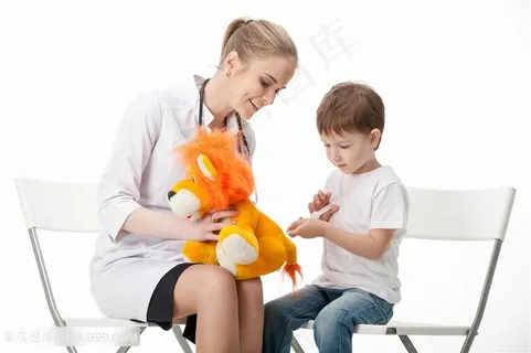 美丽的女性医生与儿童高清图片