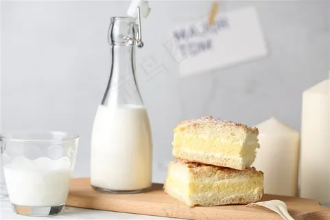 家居餐桌木托上的美味新鲜牛奶和面包早餐