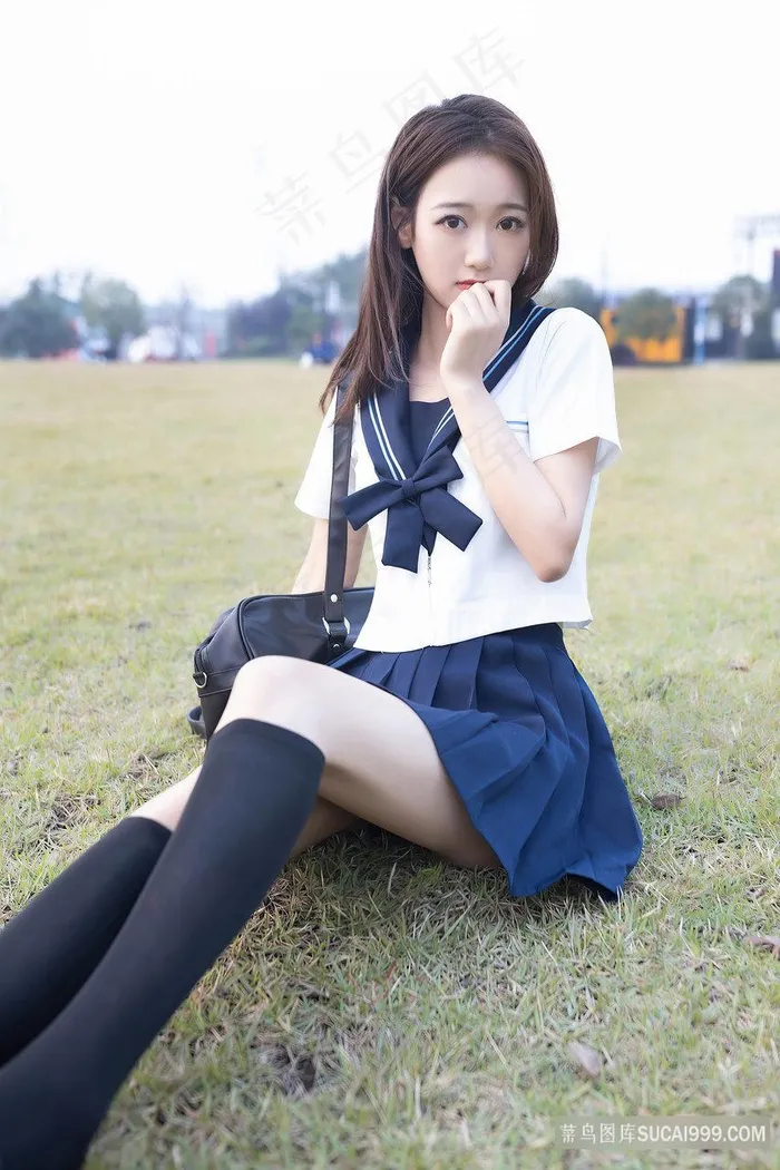 坐在草地上的清纯甜美JK制服美女唐安琪超短裙美女图片