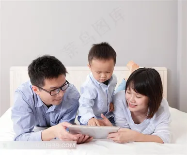 趴床上的幸福三口之家特写摄影高清图片 趴床上的幸福三口之家特写摄影高清图片