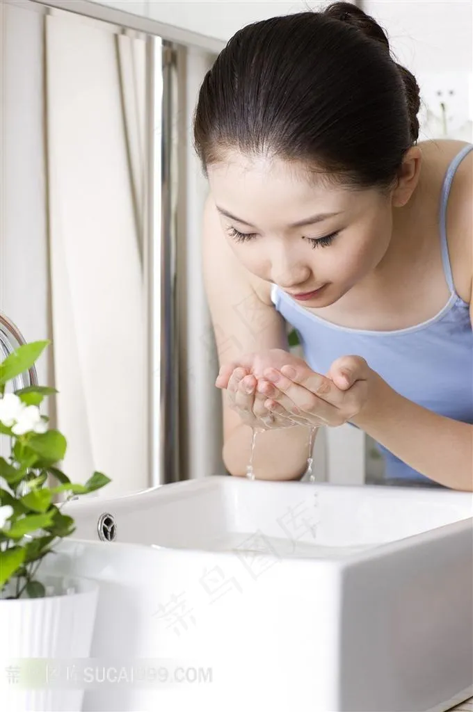 清水洗脸的美女