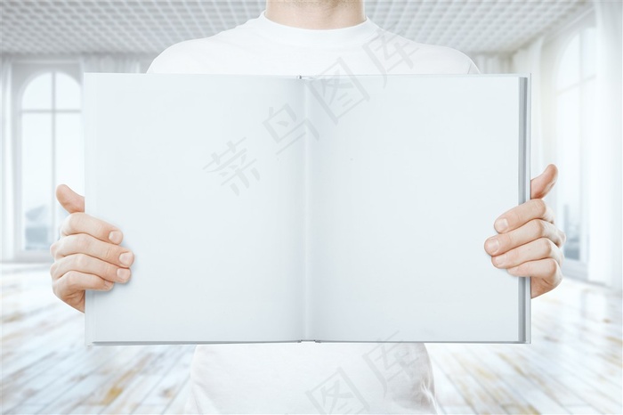 手持白色备忘录的美女职员高清