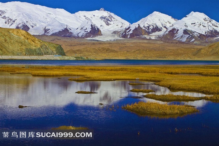 新疆慕士塔格峰美丽的雪山湖泊美景