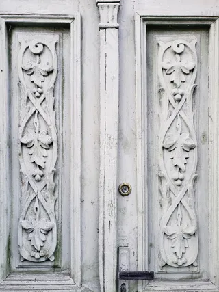 白色复古木制大门图片