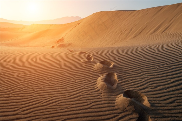 黄沙中的脚印高清摄影风景图片