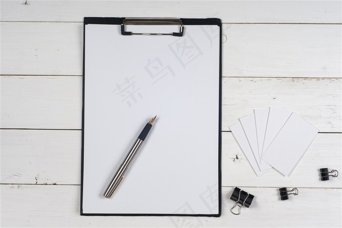 白桌子上的文件夹