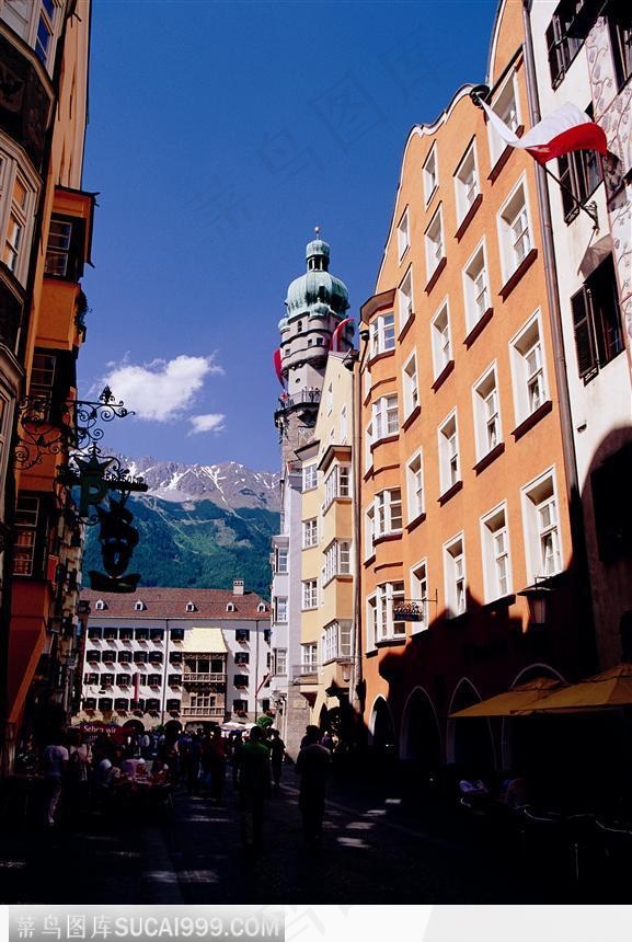 房屋行人树木雪山