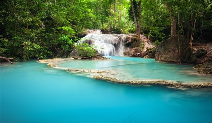 水池瀑布风景