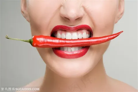 面部表情特写-咬着红辣椒的美女面部表情特写 面部表情特写-咬着红辣椒的美女面部表情特写