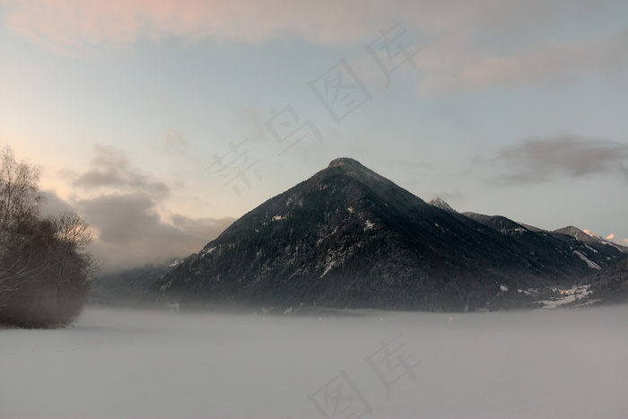 美丽高山山峰摄影图