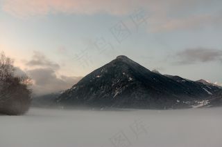 美丽高山山峰摄影图