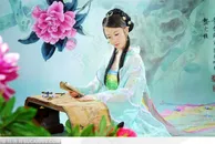 穿传统服装汉服的古典美女坐书桌前读书