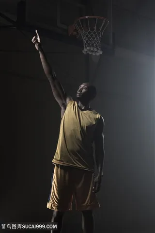 打篮球的人物高清图