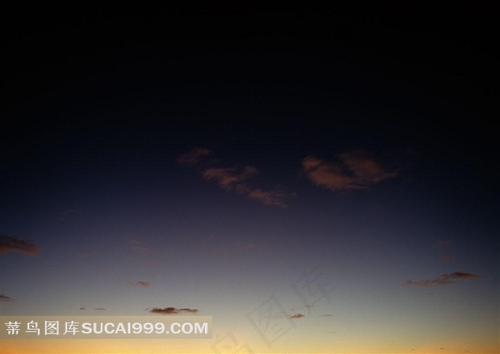 乌云密布的天空