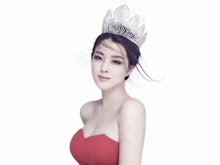 头戴银冠的美女