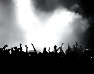 夜店狂欢人群剪影
