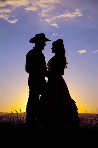 日出时海边浪漫又温馨的情侣