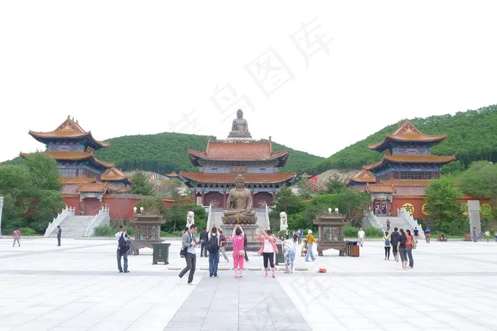 山脚下的建筑群庙宇