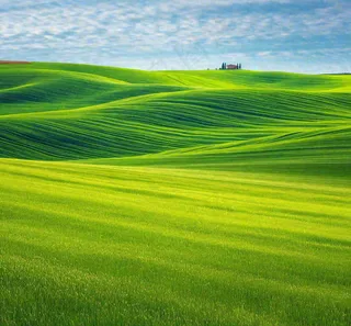 春天连绵山脉绿色草地郊游，清新惊蛰春分摄影图