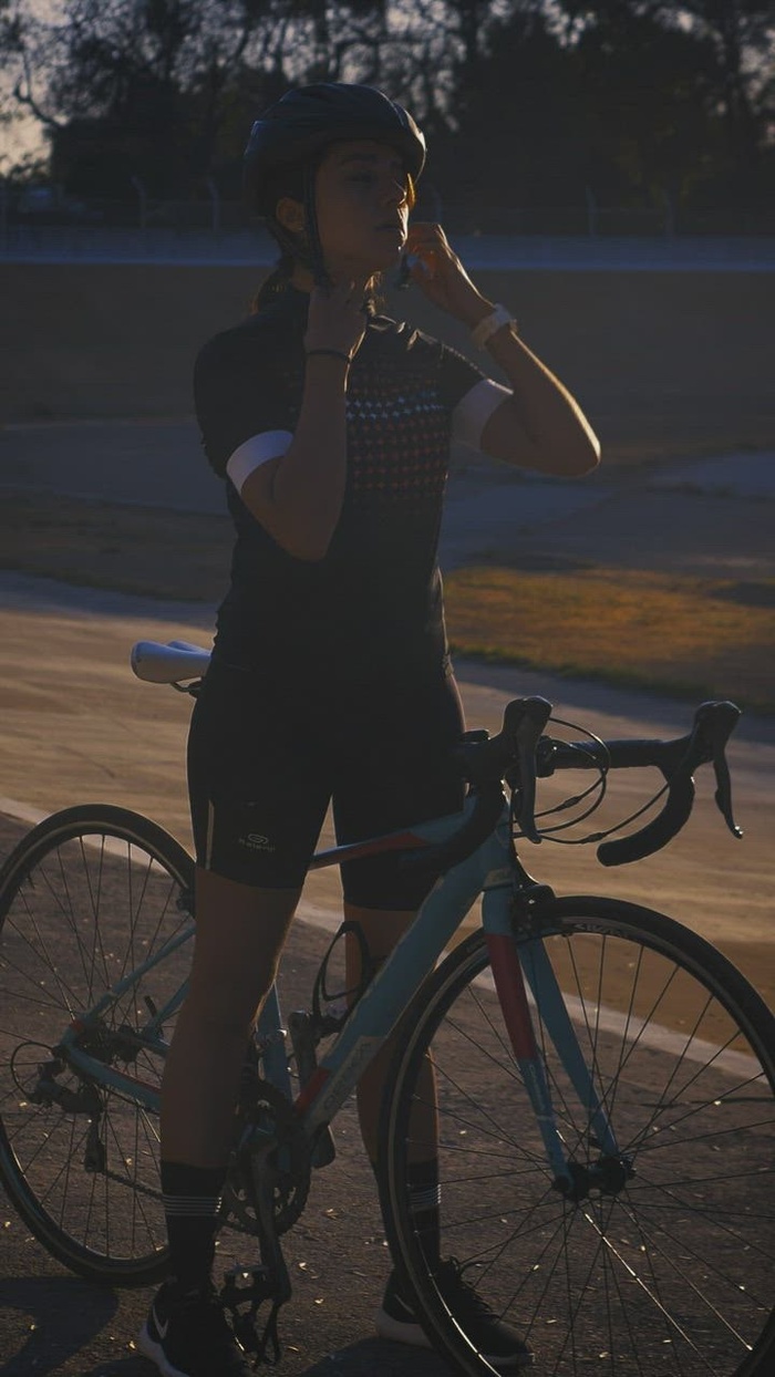 骑自行车的女孩在训练前戴上头盔