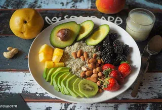 美食水果拼盘早餐沙拉咖啡，牛油果香蕉草莓奇异果果汁摄影图