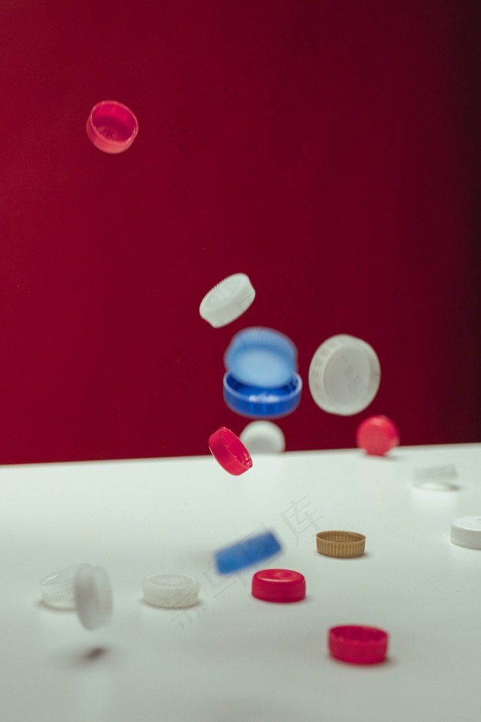 桌上五颜六色的瓶盖图片