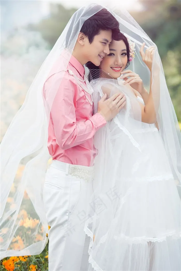 甜蜜恋人情定花海浪漫婚纱高清写真