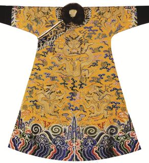 华丽的龙纹刺绣古代帝王服饰图片