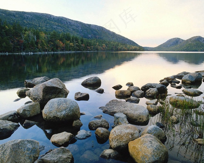 山岭下河水里的石头