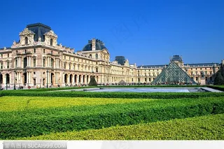 花草 古堡 玻璃金字塔建筑 人群