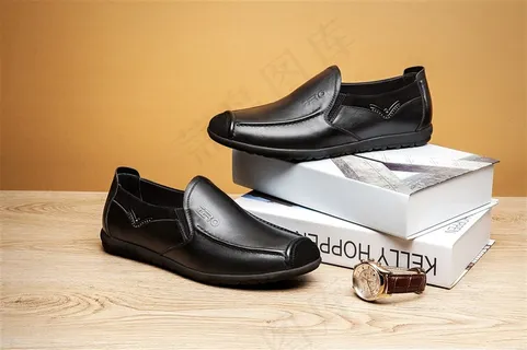 木板上书本旁的黑色男士皮鞋图片欣赏