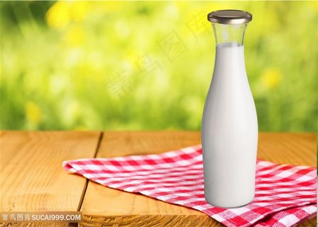 新鲜牛奶与户外美景