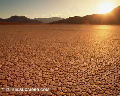 落日余晖下干涸的河床