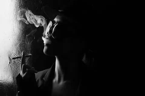 酷帅抽烟美女图片 酷帅抽烟美女图片
