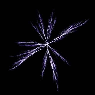 夜空中的彩色闪电