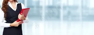 手拿红色文件夹的女职员高清图