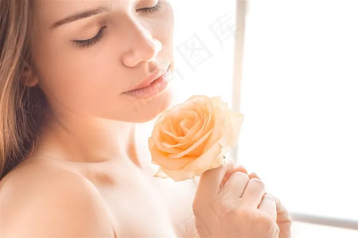 身体护理的美女高清图片
