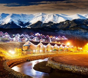 雪山下的联排别墅