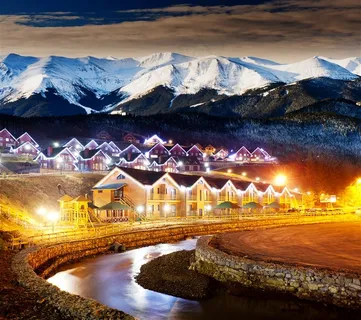 雪山下的联排别墅