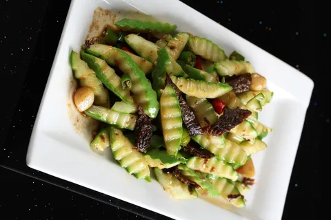 R01954鲮鱼炒葫瓜 (2)