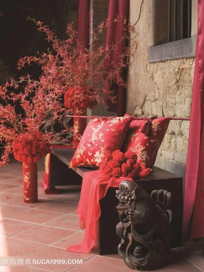 长凳上的红色靠垫和花束