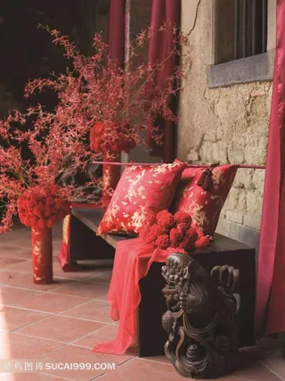 长凳上的红色靠垫和花束